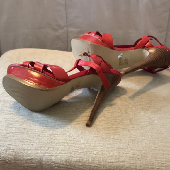 To small - Picture 1 of 1